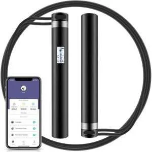 CUERDA DE SALTO INTELIGENTE Haga un seguimiento rápido, preciso y fácil de su entrenamiento con esta cuerda inteligente. Se vinculará a su teléfono inteligente a través de Bluetooth y la aplicación gratuita SkipJoy (disponible en App Store y Google Play) para permitirle medir la cantidad de saltos, las calorías quemadas, el tiempo transcurrido y su progreso físico general.